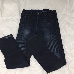 Men’s ribbed skinny Jeans.